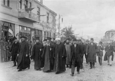 Ekim 1912. Üsküp Sırplar'a teslim olmuş, din adamları kral Petar'ı karşılamaya hazırlanıyor.