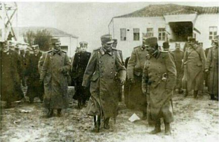 Sırp kralı Peter (sağında) oğlu ile Üsküp'e giriyor